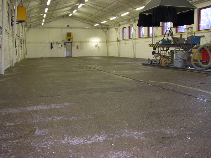 Mit FM Epoxi Betonverfestiger behandelte, staubfreie Hallenfläche – Anwendungsbeispiel