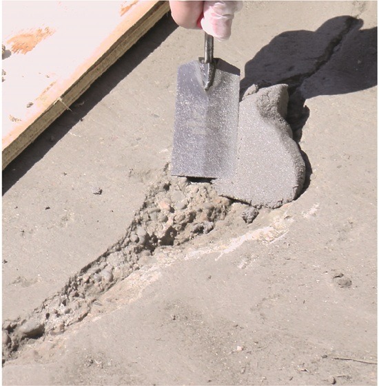 Löcher im Betonboden füllen