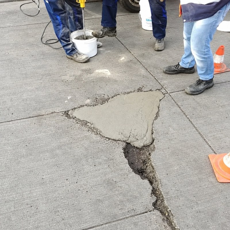 Beton reparieren im Außenbereich – Reparaturmörtel in einer gefugten Betonfläche